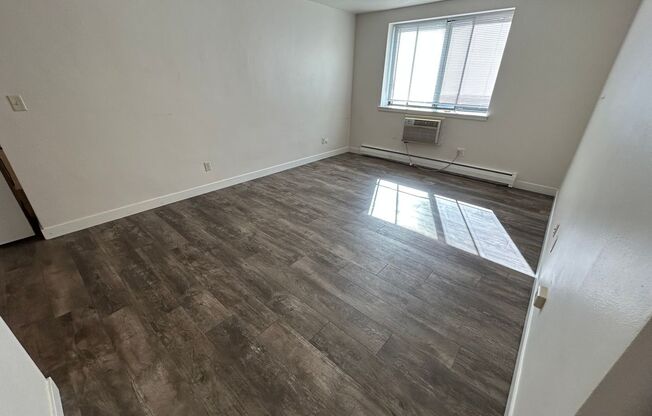 2 beds, 1 bath, $1,325, Unit 108