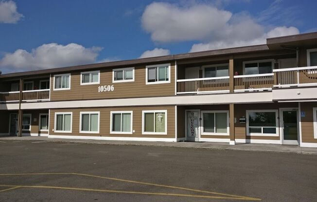 Large 1 Bd - Centrally located in downtown Lakewood - Clean and in great condition