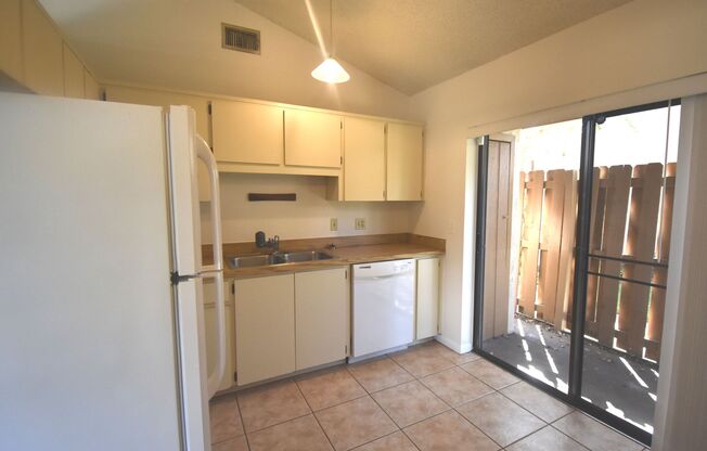 FIRST FULL MONTHS RENT IS FREE! 2 Bed/2 Bath Villa in Townhomes of Winter Garden