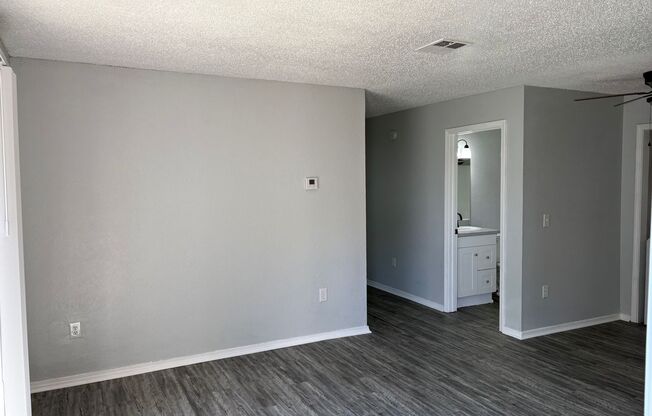1 bed, 1 bath, 702 sqft, $985
