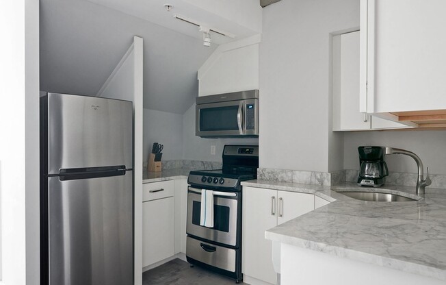 2 beds, 2 baths, $5,600, Unit 505