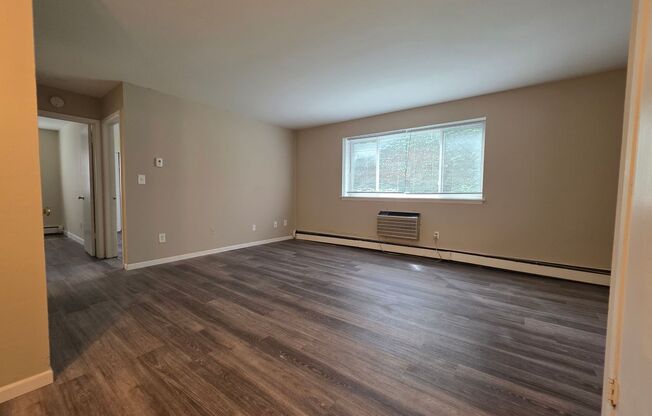 2 beds, 1 bath, $1,425, Unit 112