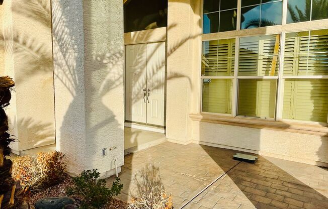 COMING SOON: Hardwood floors, freshly paint in 4 bd, 4 Bth, huge pool, 3 fireplaces