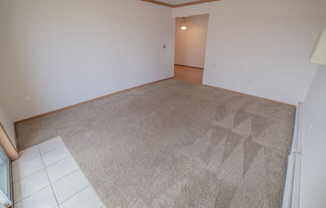 3 beds, 1 bath, 1,070 sqft, $995, Unit 1414-102