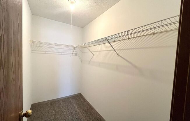 2 beds, 1 bath, 925 sqft, $1,550, Unit 1611113r