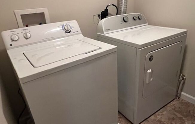 TOP LEVEL 2 BEDROOM 2 BATH CONDO IN FARMINGDALE ESTATES