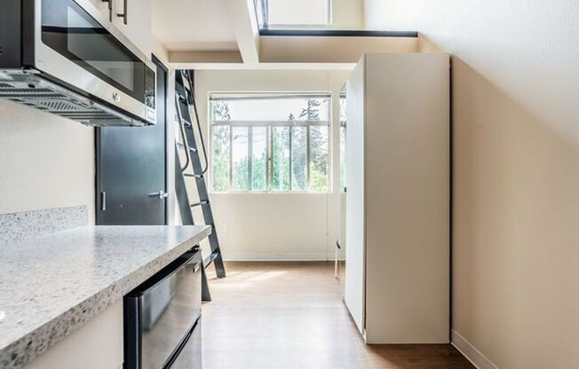Studio, 1 bath, 220 sqft, $1,200, Unit A31