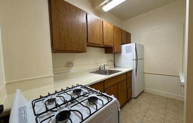 1 bed, 1 bath, 605 sqft, $1,250, Unit B-12