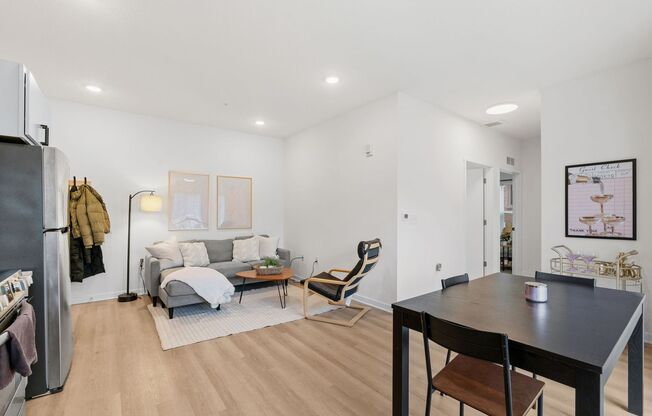 2 beds, 1 bath, 728 sqft, $1,635, Unit 406