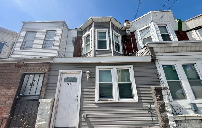 Gorgeous 3-Bedroom Townhome in Elmwood Park! Available NOW!