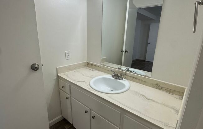 1 bed, 1 bath, 700 sqft, $1,100, Unit 5496-B