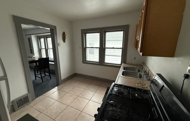 2 beds, 1 bath, 1,016 sqft, $875, Unit Up