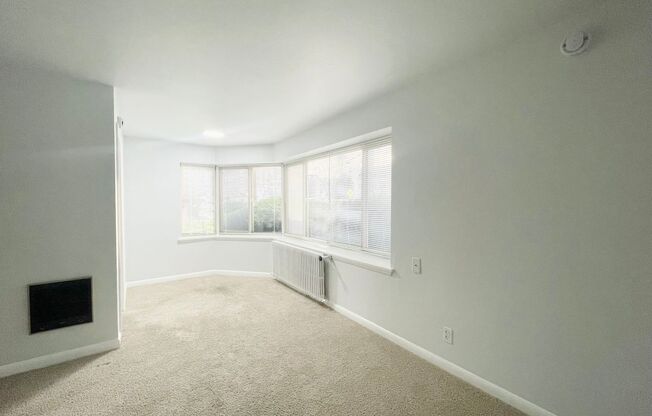 1 bed, 1 bath, 670 sqft, $1,595, Unit Hamrick 02