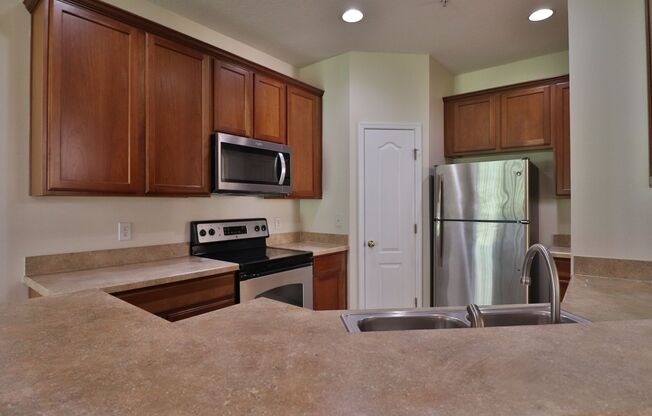 3/2.5/2 Town Home in gated community with public pool!