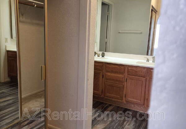 609 E MESQUITE Circle