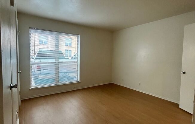 2 beds, 1 bath, 924 sqft, $1,875, Unit OPA-126