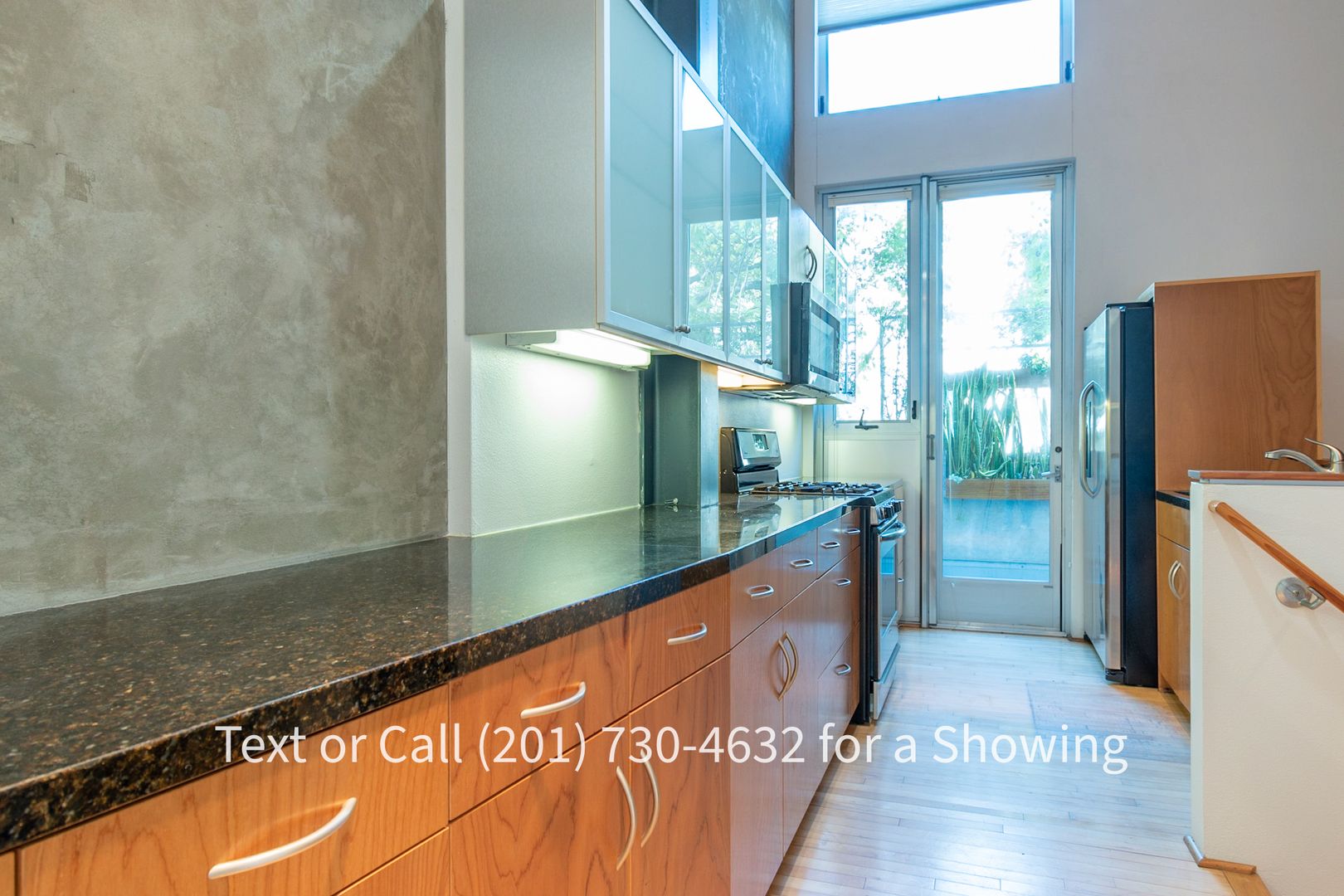 Modern Large 2 Bedroom, 2.5 Bath Rowhouse in Heart of Downtown