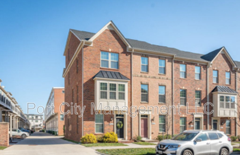 907 S MACON ST