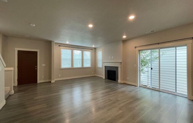 Spacious 4 bed/2.5 Bath Single Family Home Bethany! Full Solar!! Close to Forest Park, Springville Meadows, and highway access! Custom Storage throughout
