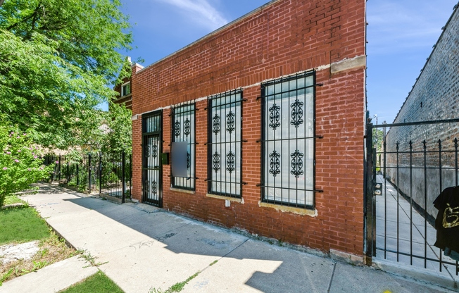 2141 N. Laramie Ave