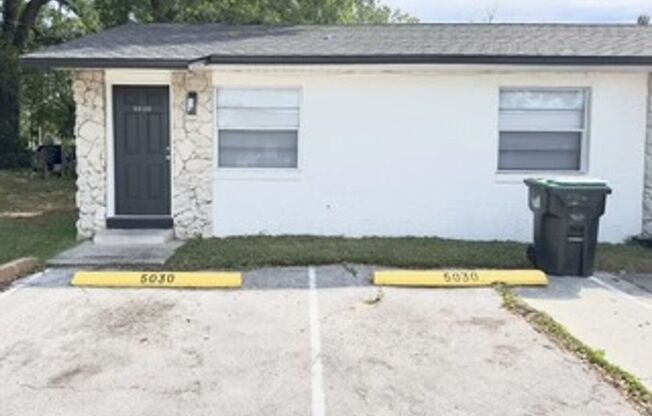 LIMITED TIME SPECIAL HALF OFF ONE MONTH'S RENT!!! Charming 2/1 End Unit Duplex NEAR DOWNTOWN ORLANDO!