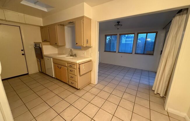 Clean 2 Bedroom / 1 Bathroom Condo Available in Kern City!