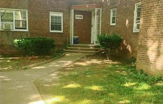 2 beds, 1 bath, $2,500, Unit 67E