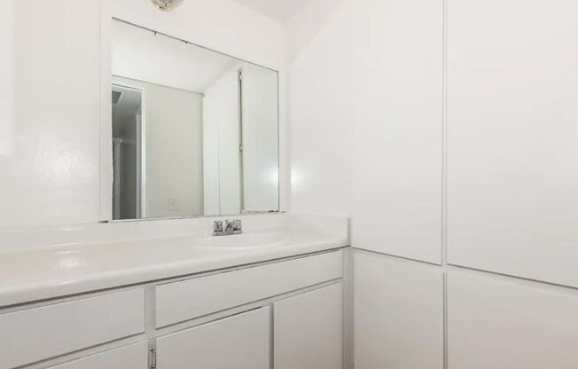 2 beds, 1 bath, 820 sqft, $1,200, Unit 2-70