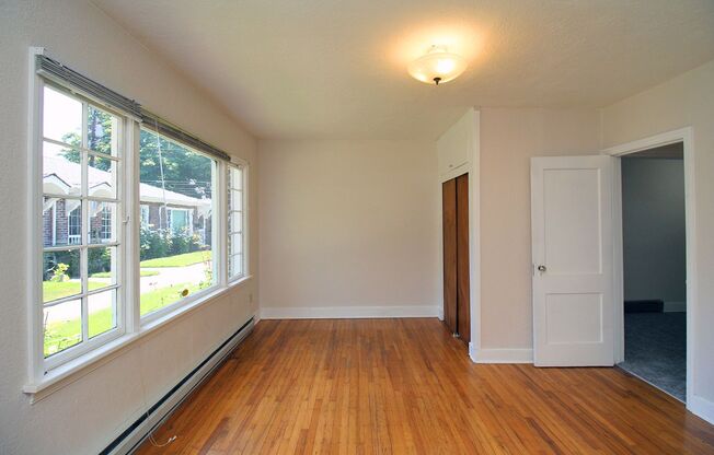 Charming Studio-style 1 Bed Bricker in Desirable Irvington Area