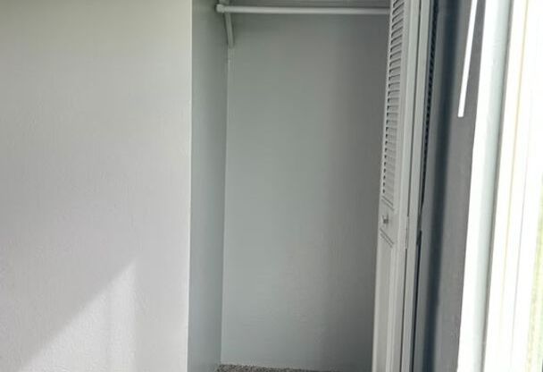 3 beds, 1 bath, 945 sqft, $1,600, Unit 1326 L1