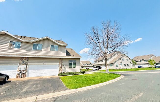Spacious 3bed Townhome in Coon Rapids.  FINISHED BASEMENT