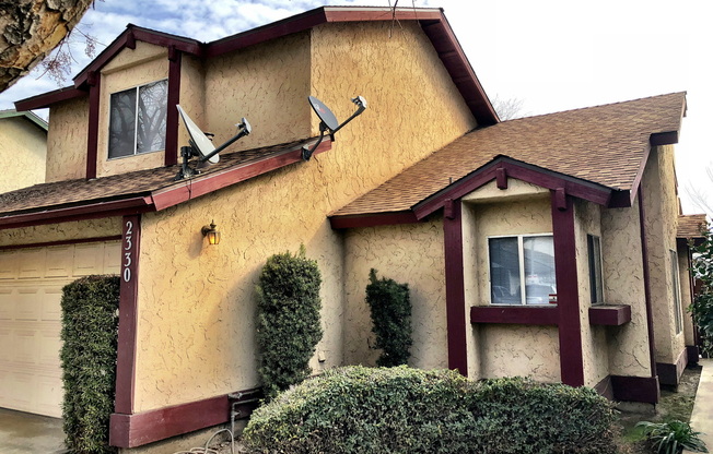 2330 N BRADLEY ST - 3 BEDROOM 2 BATHROOM - VISALIA