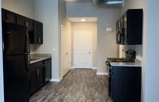 Studio, 1 bath, 591 sqft, $1,300, Unit 305