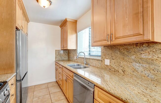 402 Montana Ave in Santa Monica - 4 blocks to the beach!