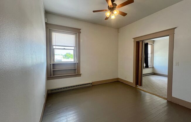 2 beds, 1 bath, $1,050, Unit 5