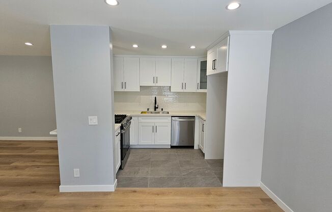 2 beds, 1 bath, $2,795, Unit 5