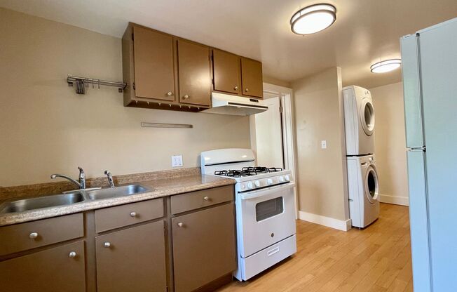 2 beds, 1 bath, $2,800, Unit 1453-1/2 Lizzie Street