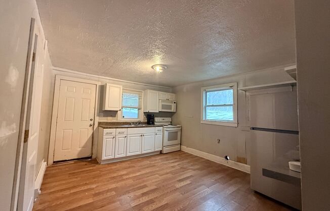 COMING SOON! 2 Bed House! Making it ready for you!