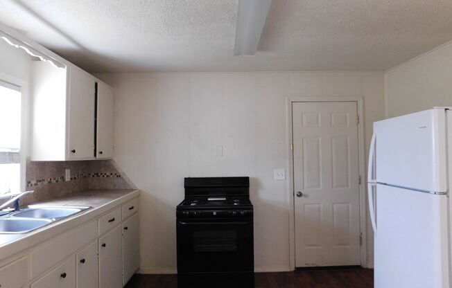 2 beds, 1 bath, $650