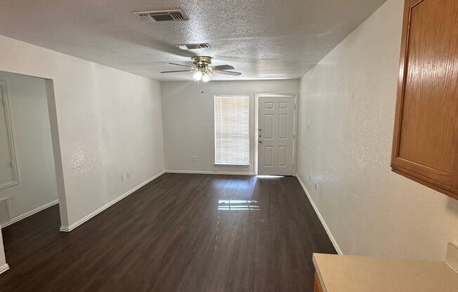 2 beds, 1 bath, 900 sqft, $1,000