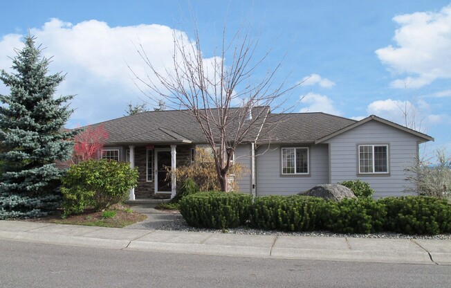 ***PENDING APPLICATIONS***4BD/3BA Home with Amazing Peek-a-boo Views of Harbor