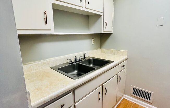 1 bed, 1 bath, 725 sqft, $725, Unit 118 W Ormsby #A1