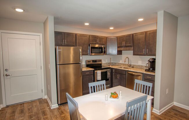 2 beds, 1 bath, 900 sqft, $2,212, Unit E 116