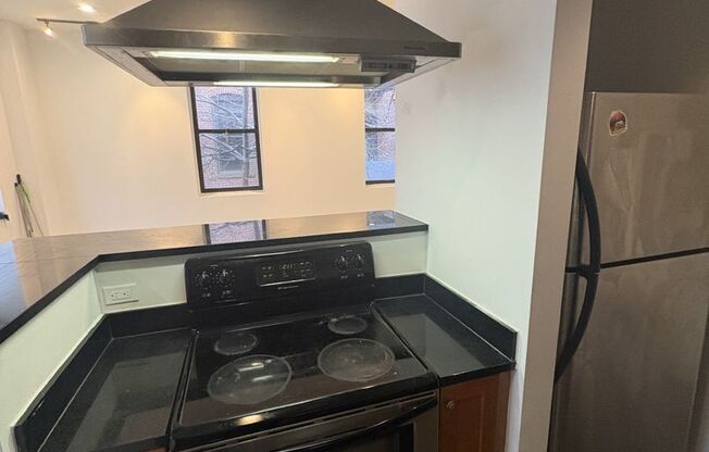 Spacious and Lovely Fed Hill 2bd/2ba Condo with CAC, W/D and more!
