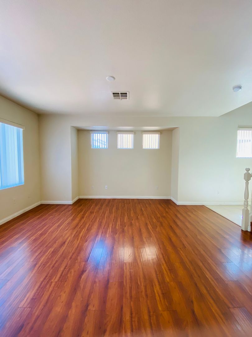 GATED COMMUNITY, BEAUTIFUL 2 STORY HOME! ONE BEDROOM DOWNSTAIRS, LAMINATE WOOD FLOORING THROUGHOUT HOME, CLOSE TO SHOPPING CENTERS! MUST SEE!! HOME TO BE PROFESSIONALLY CLEANED BEFORE MOVE IN.