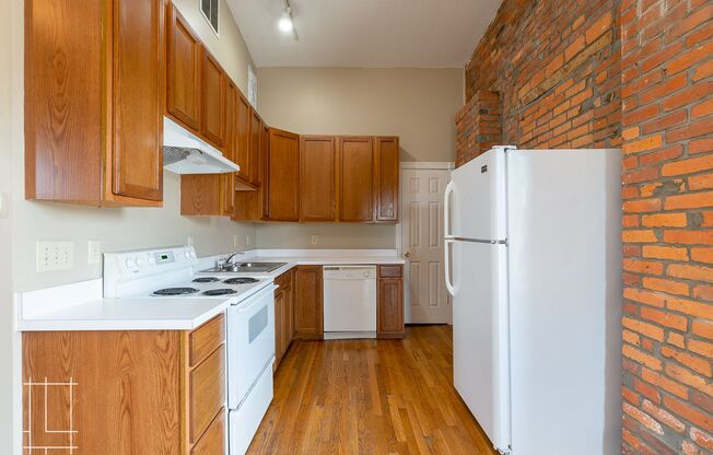 2 beds, 1 bath, $1,350, Unit 221 E. 3rd Ave