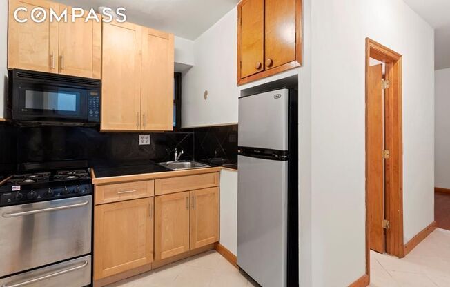 2 beds, 1 bath, $4,400, Unit 1