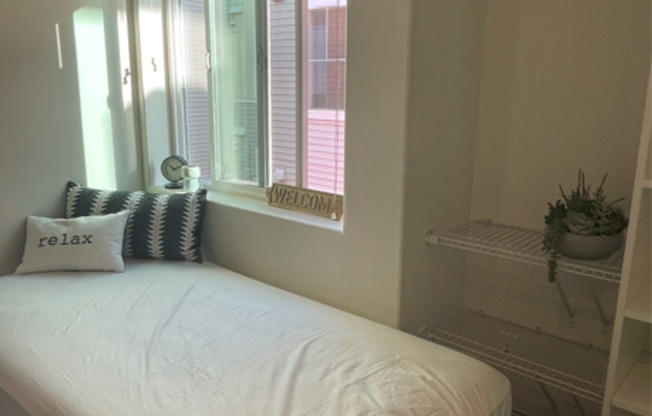 Studio, 1 bath, 300 sqft, $1,100, Unit C0