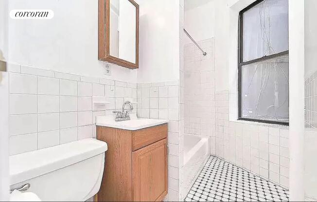 230 E 25th St