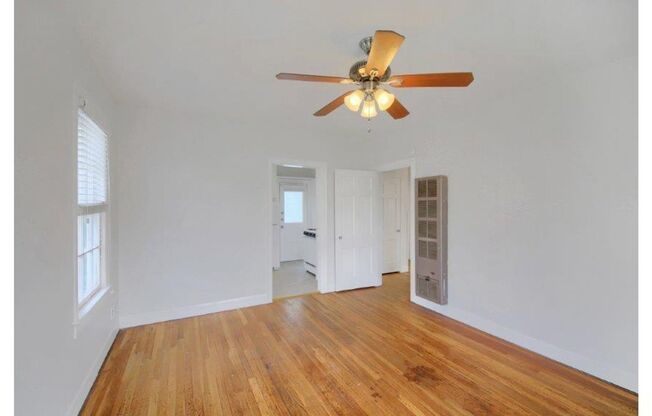 2 beds, 1 bath, $1,995, Unit 401 E. 33rd St